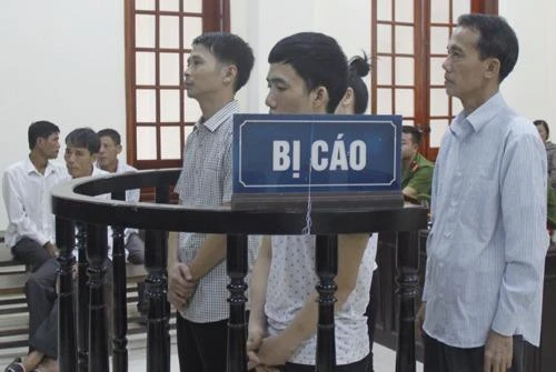 Bốn bị cáo đứng trước vành móng ngựa tại phiên tòa sơ thẩm.